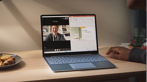 Surface Laptop Go -  работайте и общайтесь с  комфортом. Вы всегда будете потрясающе выглядеть во время видеоконференций 